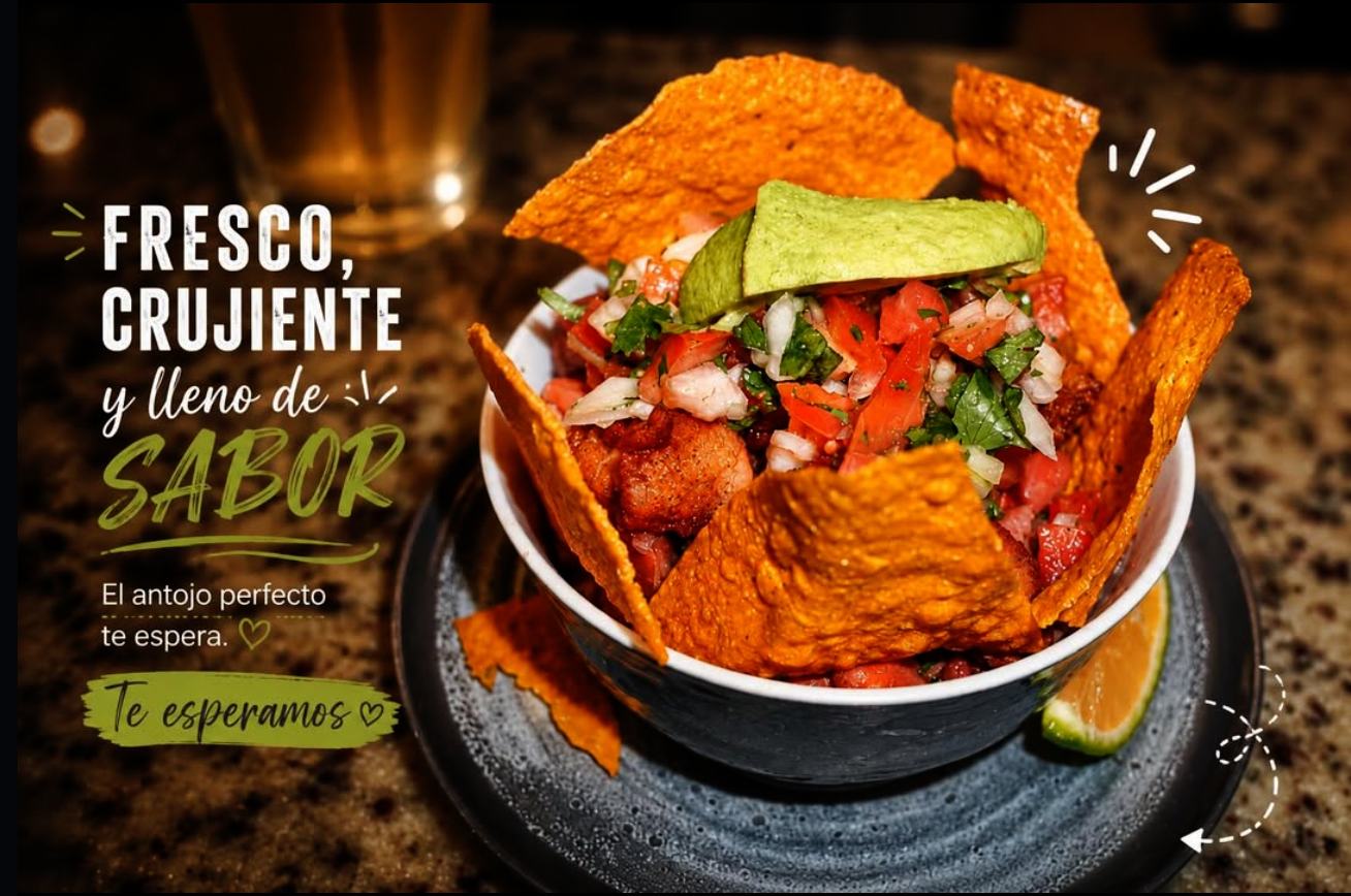 Bowl fresco con aguacate y vegetales.